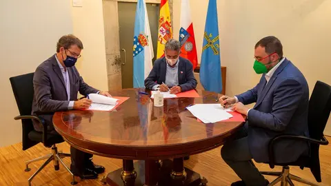 Los presidentes de Cantabria, Miguel &Aacute;ngel Revilla, de Asturias, Adri&aacute;n Barb&oacute;n, y de Galicia, Alberto N&uacute;&ntilde;ez Feij&oacute;o; y el consejero de Industria, Turismo, Innovaci&oacute;n, Transporte y Comercio, Javier L&oacute;pez Marcano.