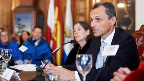 Archivo - La rectora de la UIMP, Mar&iacute;a Luz Mor&aacute;n y el ministro de Ciencia, Innovaci&oacute;n y Universidades, Pedro Duque, en el acto de clausura de los cursos de la Universidad Internacional Men&eacute;ndez Pelayo (UIMP) de 2019.- Archivo.