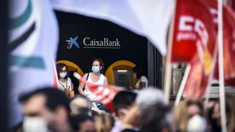 Un grupo de empleados de CaixaBank protesta contra la entidad financiera por el ERE previsto para miles de empleados, a 22 de junio de 2021, en Valencia, Comunidad Valenciana, (Espa&ntilde;a).