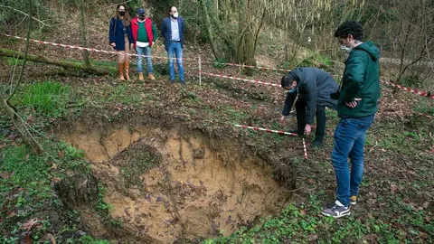 Archivo - La directora general de Patrimonio Cultural visita el entorno de la Cueva de El Juyo en Camargo para valorar el hundimiento que se ha producido.- Archivo