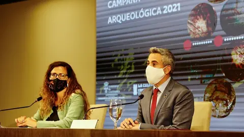 El vicepresidente del Gobierno y consejero de Universidades, Igualdad, Cultura y Deporte , Pablo Zuloaga, y la directora general de Patrimonio Cultural y Memoria Hist&oacute;rica, Zoraida Hijosa, presentan la Campa&ntilde;a Arqueol&oacute;gica de Cantabria 2021.