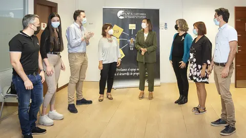 La consejera de Econom&iacute;a y Hacienda, Mar&iacute;a S&aacute;nchez, y la directora general de Fondos Europeos, Paz D&iacute;az Nieto, visitan la Oficina de Proyectos Europeos de Cantabria.