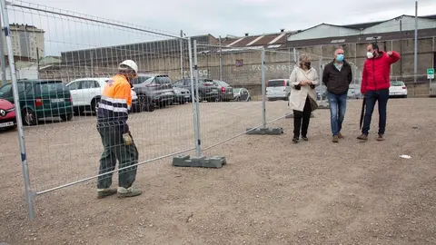 La alcaldesa de Camargo, Esther Bolado, acompa&ntilde;ada por el concejal de Obras, &Iacute;&ntilde;igo G&oacute;mez, y por el edil de Desarrollo Local, Eugenio G&oacute;mez, asiste al inicio de las obras de urbanizaci&oacute;n de la parcela exterior de La Vidriera.