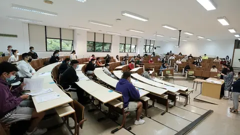 Varios estudiantes durante las pruebas de la EBAU de 2021 en un aula de la Facultad de Psicolog&iacute;a de la Universidad de Santiago de Compostela