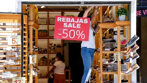 Una empleada trabajar en un establecimiento de la capital en plenas rebajas de verano