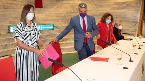 El vicepresidente y consejero, Pablo Zuloaga, y la consejera de Econom&iacute;a, Mar&iacute;a S&aacute;nchez,en la presentaci&oacute;n de Encuentros Culturales de la Fundaci&oacute;n Comillas.