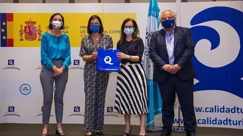 La alcaldesa de Santander, Gema Igual, y la concejala de Medio Ambiente, Margarita Rojo, reciben la bandera Q.