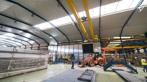 Archivo - Varios trabajadores durante su jornada laboral