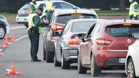Archivo - Un agente de la Guardia Civil durante un control efectuado en Laredo, Cantabria.