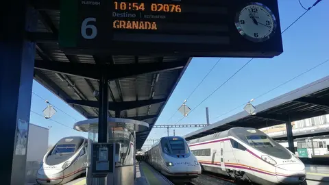 Archivo - Tren Ave con destino a Granada