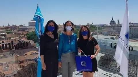 La ediles de Noja con Reyes Maroto