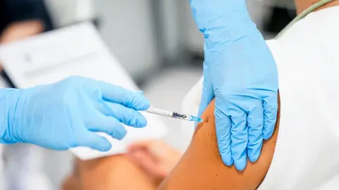 Un enfermero vacuna a un paciente