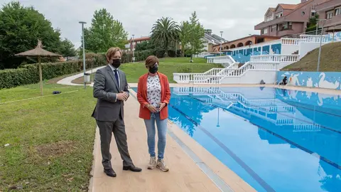 El alcalde de Reoc&iacute;n, Pablo Diestro, y la concejala de Obras y Deportes, Margari Mart&iacute;nez, en las piscinas de Puente San Miguel