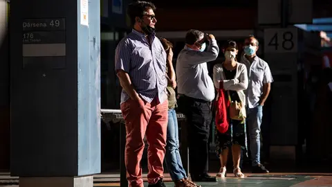 Varias personas esperan en las inmediaciones del Intercambiador de Plaza de Castilla, a 28 de junio de 2021, en Madrid, (Espa&ntilde;a).