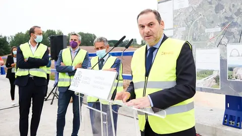 El ministro Jos&eacute; Luis &Aacute;balos visita las obras del enlace de la A-67 en Sierrapando