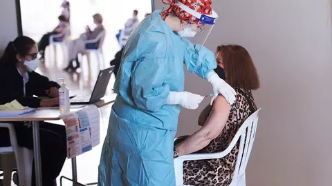 Archivo - Una mujer recibe la vacuna contra el Covid