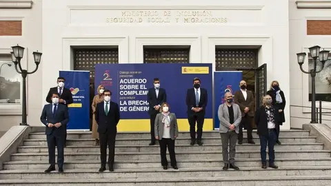 Archivo - El ministro de Inclusi&oacute;n, Seguridad Social y Migraciones, Jos&eacute; Luis Escriv&aacute;, se re&uacute;ne con los presidentes de CEOE, Antonio Garamendi, y Cepyme, Gerardo Cuerva; y los secretarios generales de CCOO, Unai Sordo, y UGT, Pepe &Aacute;lvarez.