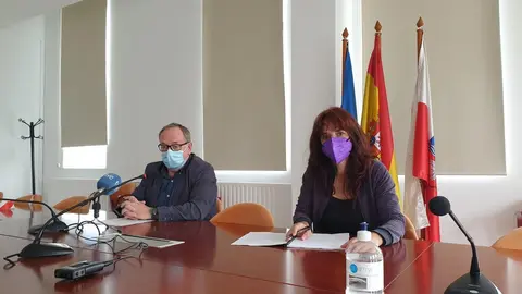 El presidente del Consejo Escolar de Cantabria, Eduardo Ortiz, y la presidenta de la Comisi&oacute;n de Igualdad del Consejo, Miriam G&oacute;mez