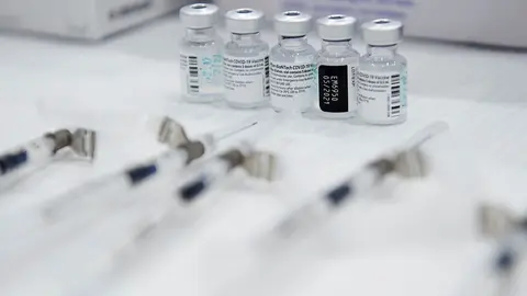 Archivo - Viales de Pfizer