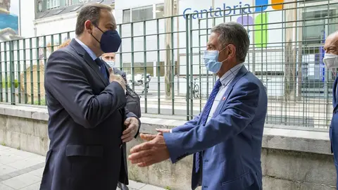 El presidente de Cantabria, Miguel &Aacute;ngel Revilla, se re&uacute;ne con el ministro de Transportes, Movilidad y Agenda Urbana, Jos&eacute; Luis &Aacute;balos