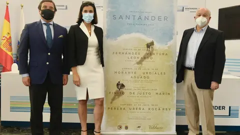 La alcaldesa de Santander, Gema Igual; el presidente del Consejo de Administraci&oacute;n de la plaza de toros, Indalecio Sobrino; y el representante de  Lances de Futuro, Jos&eacute; Mar&iacute;a Garz&oacute;n, en la presentaci&oacute;n de los eventos taurinos de la ciudad