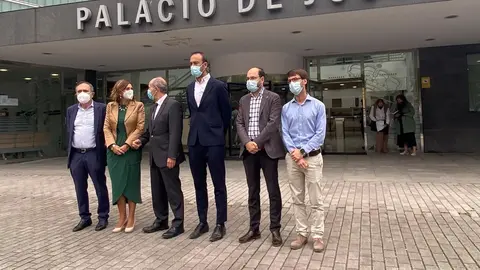 El ministro de Justicia, Juan Carlos Campo, visita los juzgados de Torrelavega
