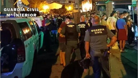 Archivo - Guardia Civil interviene en botellones. Archivo