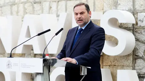 El ministro de Transportes, Movilidad y Agenda Urbana, Jos&eacute; Luis &Aacute;balos, en Santander