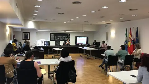 Reuni&oacute;n entre la concejala de Educaci&oacute;n de Laredo, Izaskun Sarabia, con los responsables de los centros educativos del municipio, y dos t&eacute;cnicas del programa KIVA, para tratar la implementaci&oacute;n del proyecto contra el acoso escolar
