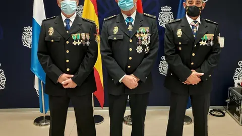 El jefe superior de la Polic&iacute;a Nacional en Cantabria, Hector Moreno, con los dos ascendidos a subinspector