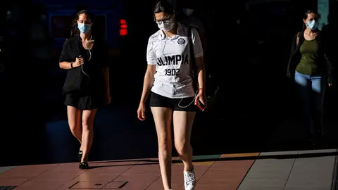 Tres mujeres caminan con mascarilla en las inmediaciones del Intercambiador de Plaza de Castilla, a 28 de junio de 2021, en Madrid, (Espa&ntilde;a).