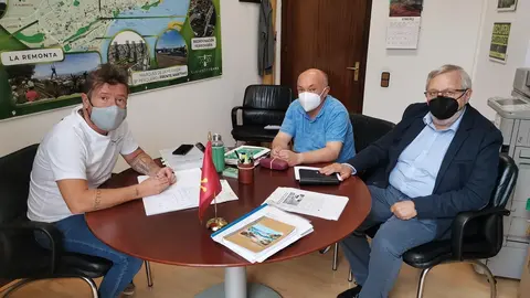 El concejal se re&uacute;ne con el Balonmano Pereda