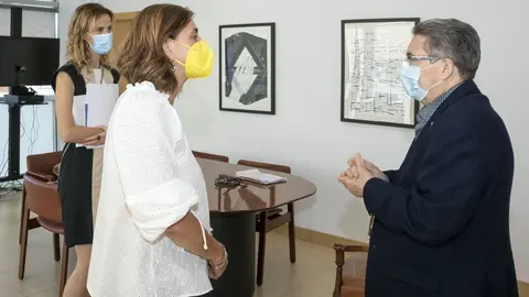 La consejera de Presidencia, Paula Fern&aacute;ndez, se re&uacute;ne con miembros del Cermi -Cantabria.