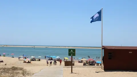 Archivo - Imagen de la playa de Cartaya con una bandera azul.