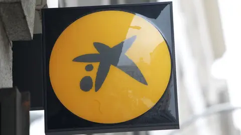 Archivo - Sucursal del banco CaixaBank