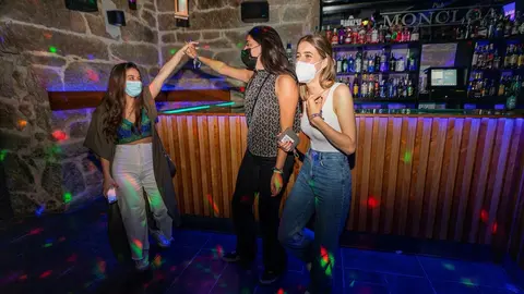 Un grupo de j&oacute;venes en un bar.