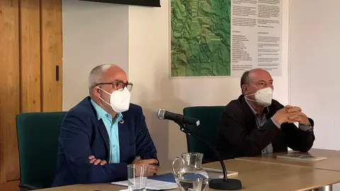 El consejero de Sanidad, Miguel Rodr&iacute;guez (i), en la presentaci&oacute;n del libro 'Una centuria en la sanidad de Cabez&oacute;n de la Sal y Valle de Cabu&eacute;rniga'
