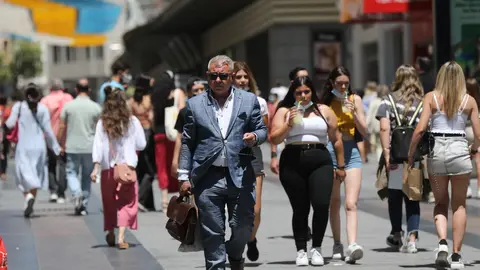 Varias personas caminan sin mascarilla en el centro de la capital, a 28 de junio de 2021, en Madrid, (Espa&ntilde;a).