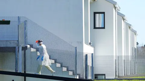 Archivo - Una profesional sanitaria camina frente a una residencia de mayores en Pontevedra, Galicia.