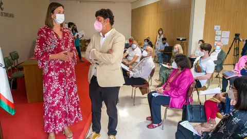 La consejera de Econom&iacute;a y Hacienda, Mar&iacute;a S&aacute;nchez, con el jurado ciudadano del proyecto 'Besaya Delibera en Europa'