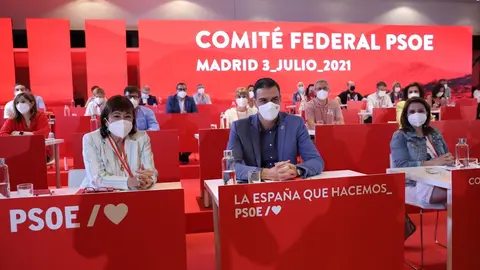 (I-D) La presidenta del PSOE, Cristina Narbona; el presidente del Gobierno, Pedro S&aacute;nchez y la vicesecretaria general del PSOE y portavoz del Grupo Parlamentario Socialista en el Congreso, Adriana Lastra, en el Comit&eacute; Federal del PSOE