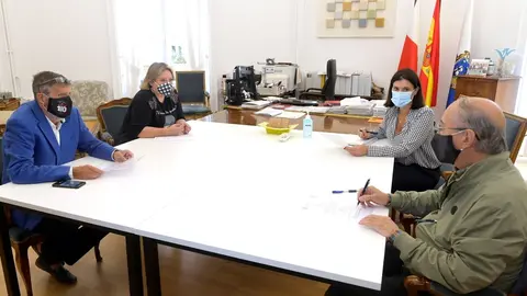 La alcaldesa de Santander, Gema Igual, y la concejala de Dinamizaci&oacute;n Social, Lorena Guti&eacute;rrez, con representantes del Centro Gallego de la ciudad