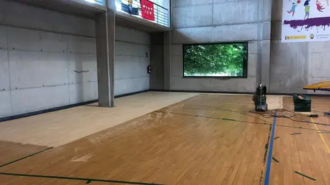 Rehabilitaci&oacute;n del suelo del polideportivo Guillermo Cort&eacute;s de Guarnizo