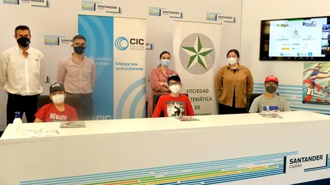 La concejala de Educaci&oacute;n, Noem&iacute; M&eacute;ndez, con tres alumnos santanderinos participantes en la Olimpiada Matem&aacute;tica Nacional