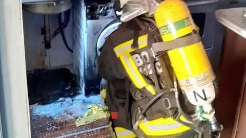 Efectivos del 112 en la vivienda de Santo&ntilde;a en la que ha habido un fuego en la cocina