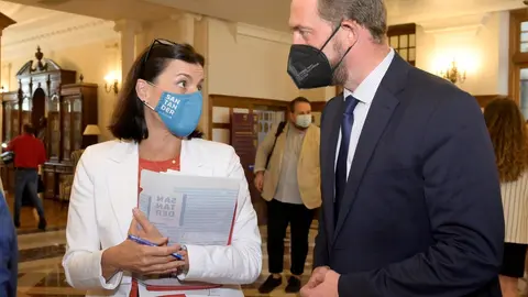 La alcaldesa de Santander  y el secretario de Estado de Turismo