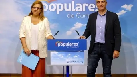 La diputada nacional y el senador del PP de Cantabria, Elena Castillo y Javier Puente, en rueda de prensa