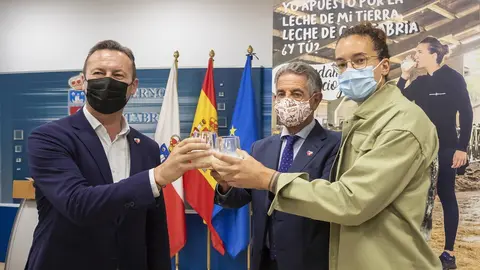 El Presidente De Cantabria, Miguel &Aacute;ngel Revilla; El Consejero De Ganader&iacute;a, Guillermo Blanco; Y La Jugadora De Baloncesto C&aacute;ntabra Laura Nicholls Presentan La Campa&ntilde;a De Promoci&oacute;n De La Leche De Cantabria.
