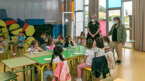 La alcaldesa de Polanco, Rosa D&iacute;az, y la concejala de Juventud y Educaci&oacute;n, Alicia Mart&iacute;nez Bustillo, visitan el campamento urbano