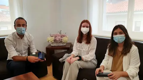 El alcalde de Torrelavega recibe a una alumna de La Paz que ha sacado la segunda mejor nota de la EBAU